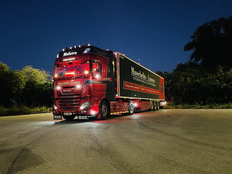 Malatra vrachtwagens en trailers